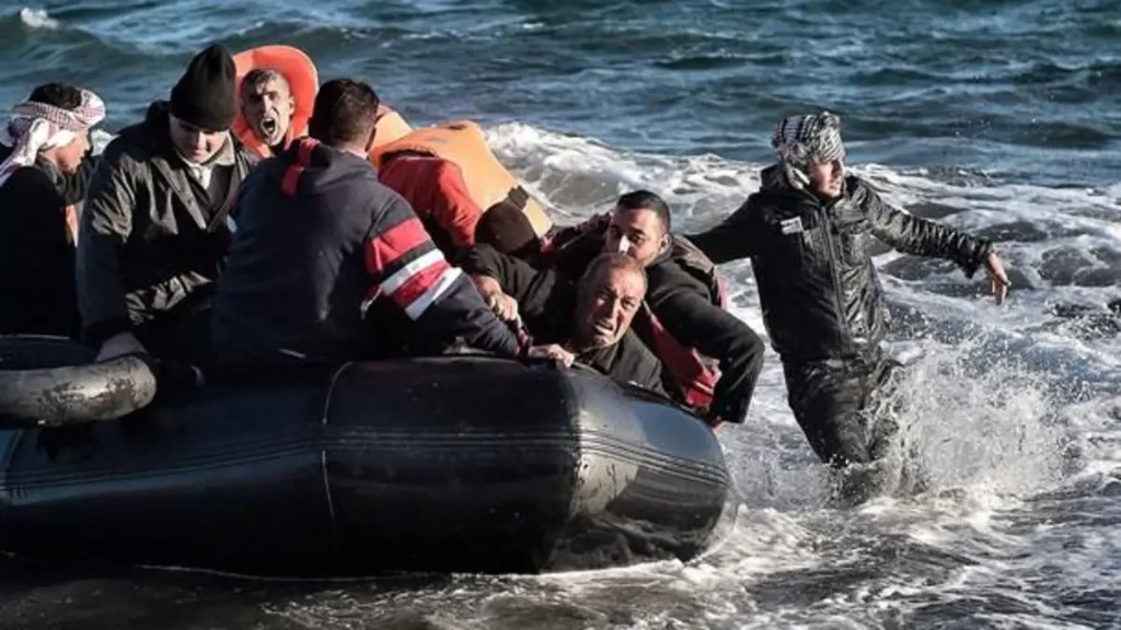 ضرب مبرح.. حرس الحدود اليوناني يطارد سوريين بينهم حامل في نهر إيفروس (فيديو)