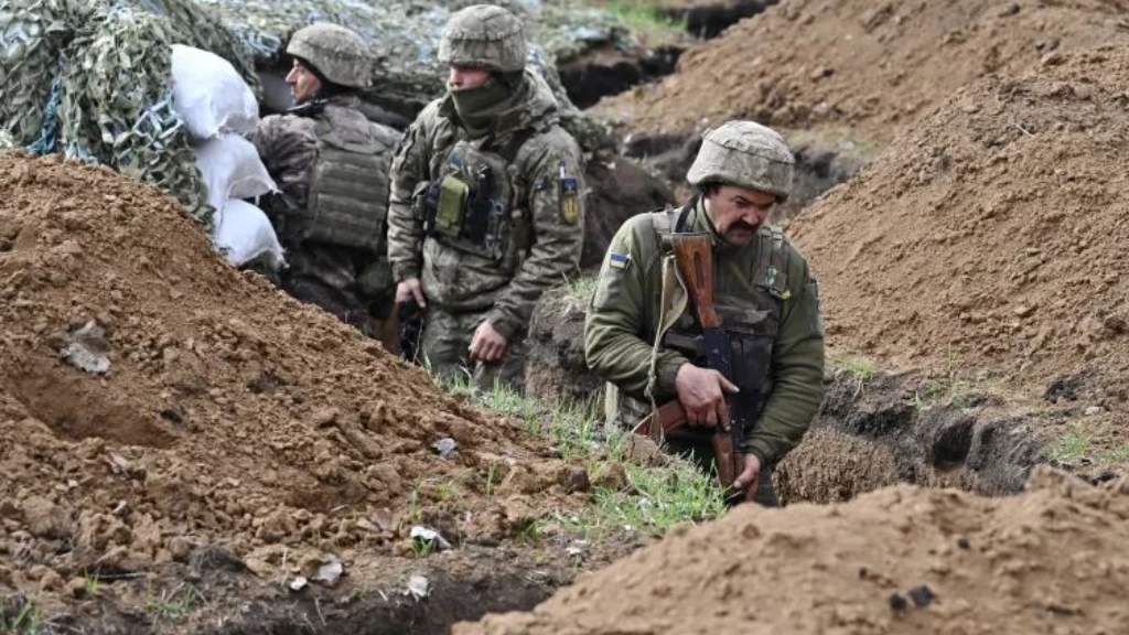 محققة إصابات مباشرة.. مسيّرة أوكرانية تتصيد جنود روس داخل خنادقهم (فيديو)