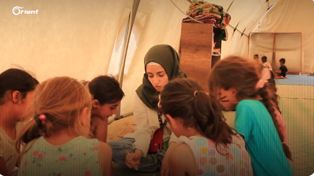 الزلزال دمّر منزلها.. لاجئة سورية تحوّل خيمتها بمرعش إلى مركز ترفيهي لإسعاد الأطفال (فيديو)