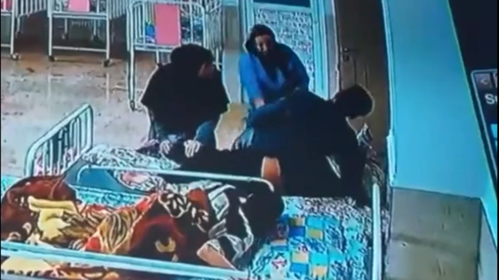 أغلب مرضاه سُنّة.. فيديو يفضح اعتداء موظفي ملالي طهران على نزلاء بدار رعاية للمعوقين