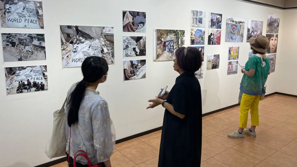 المعاناة واحدة.. "ريشة أمل" إدلب ينظم معرضا في "هيروشيما" اليابان بلا جواز سفر (صور)