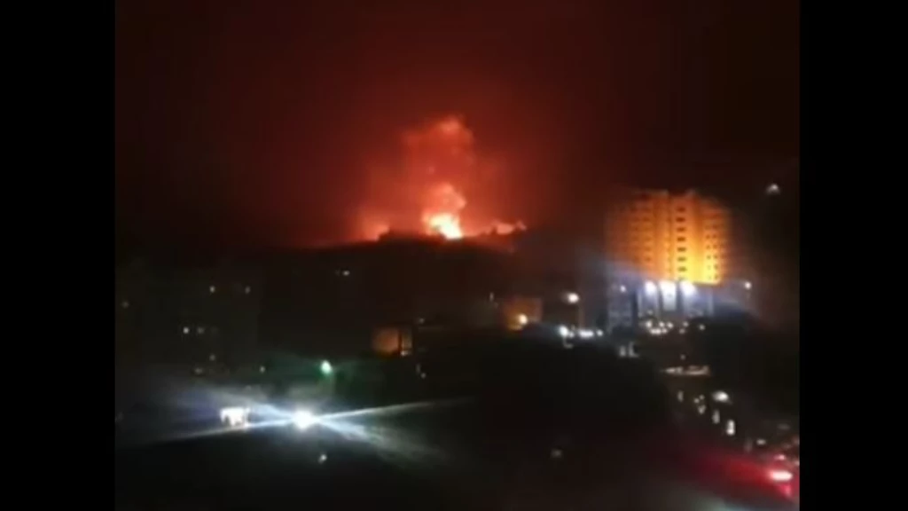 قصف إسرائيلي على مستودعات أسلحة غرب دمشق وقسد تداهم مخيمات النازحين بدير الزور