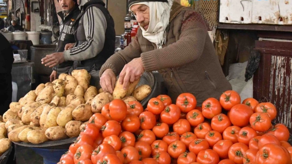 الشلل يضرب أسواق حماة والأهالي يشترون المنتجات والخضروات بالقطعة والأوقية