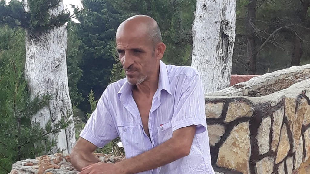 أسماء الأسد حاولت إسكاته.. تفاصيل جديدة حول اعتقال ناشط علوي باللاذقية (فيديو)