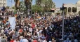 مظاهرة حاشدة بالسويداء والمحتجون يحطمون مجسماً لرأس حافظ الأسد (فيديو)