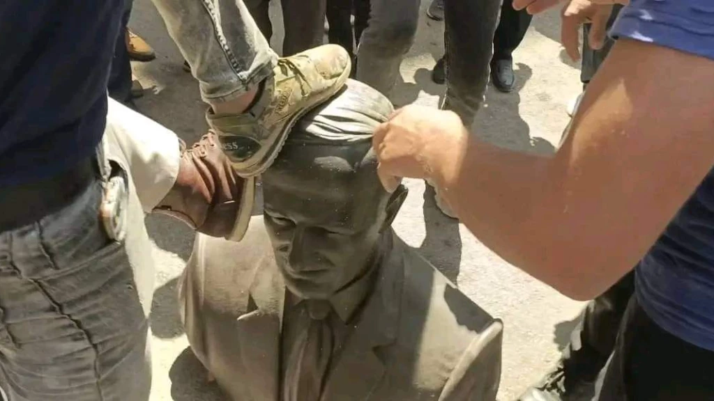 ثورة السويداء.. تمثال حافظ الأسد تحت أقدام المتظاهرين (فيديو)