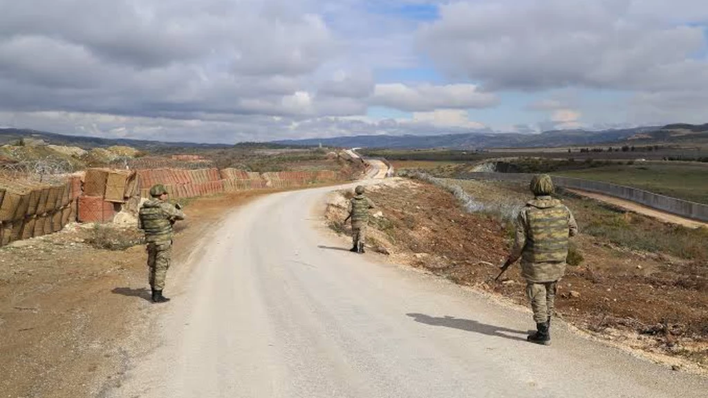 تركيا تفصل جنديين وتحيل 3 ضباط لمجلس التأديب بتهمة تعذيب 8 سوريين