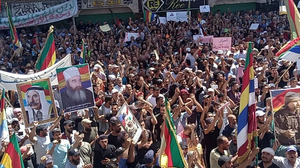 وفود من بلدات درعا تنضم إلى مظاهرات "ساحة الكرامة" بالسويداء (فيديو)