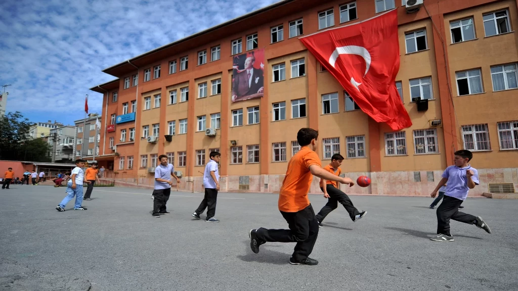 عزوف كبير للسوريين عن المدارس التركية و3 مخاطر تهدد مستقبلهم