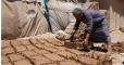 3 أسباب تدفع النازحين السوريين للجوء إلى البيوت الطينية