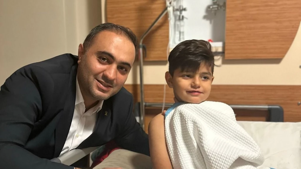 رئيس حزب العدالة والتنمية ببورصة ينقذ حياة طفل سوري بمناورة "هيميلك"(فيديو)