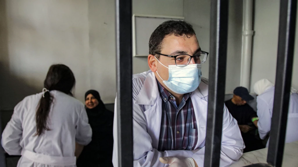 تحقيق: نصف أطباء سوريا غادروا البلاد وربعهم فقط يزاول المهنة