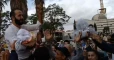 عمرها ساعتان.. والد أصغر متظاهرة: أحضرتها لساحة الكرامة كـ"رسالة سلام" (فيديو)