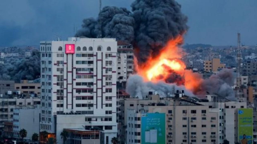 مئات الضحايا.. قصف مكثف على قطاع غزة و350 قتيلاً لإسرائيل بـ"طوفان الأقصى"