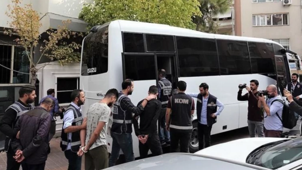 بعد ضبطهم في ولايتين.. السلطات التركية تحتجز وترحل أكثر من 40 سورياً