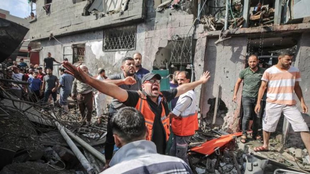 بجوار جثامينهم.. فلسطيني ينعى 40 فرداً من عائلته بغارة إسرائيلية على غزة (فيديو)
