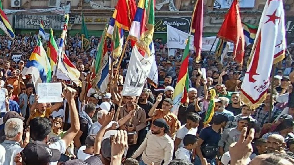 ساحة الكرامة بالسويداء تعجّ بالآلاف ومظاهرة بدرعا تهتف لإدلب وغزة (فيديو)