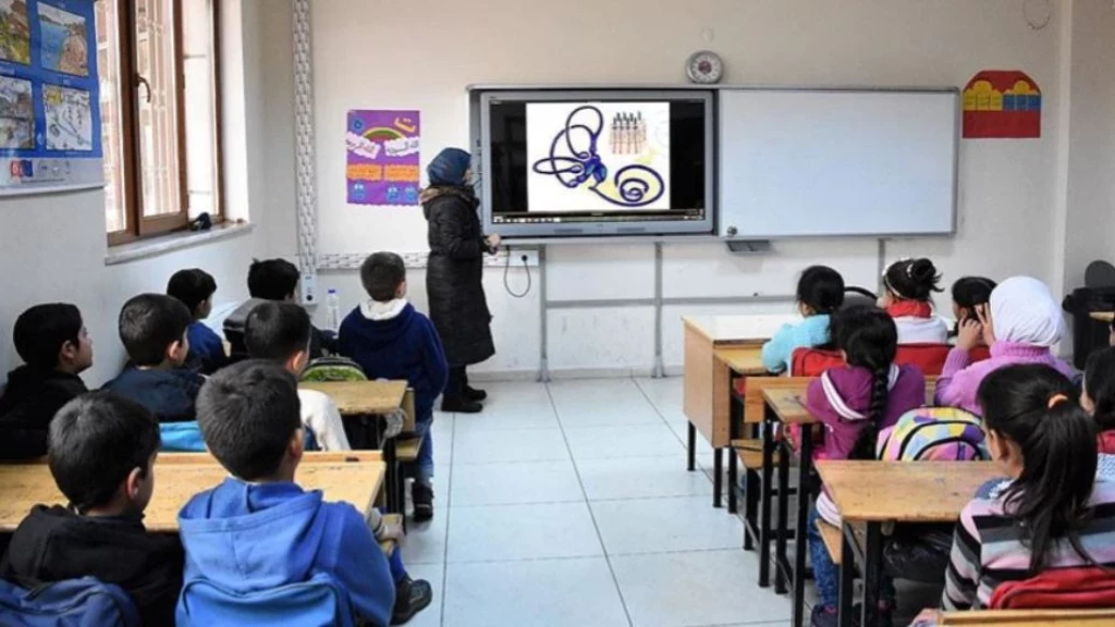 موقع تركي يفنّد مزاعم حول تعيين معلمين سوريين بالمدارس التركية
