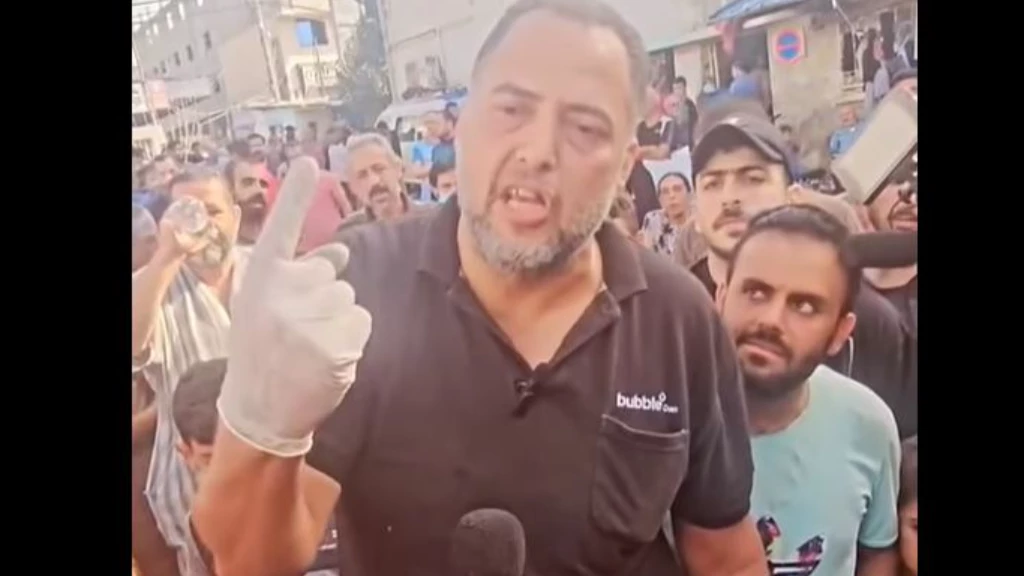 صبر وتصرف مفاجئ من أب فلسطيني قُتل أطفاله ومعظم عائلته بغزة (فيديو)