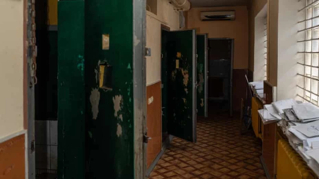 تحاكي وحشية الأسد.. الغارديان توثق 5 طرق لتعذيب المعتقلين الأوكران على يد الروس