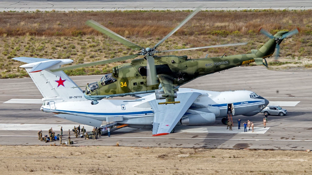 روسيا تفتح مطار اللاذقية لإيران.. رسالة عتب لإسرائيل أم تغيير قواعد اللعبة؟