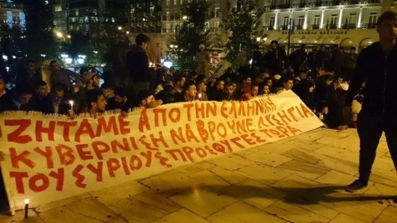 اعتصام السوريين في اليونان:نجوامن قوارب الموت وعلقوا في البر