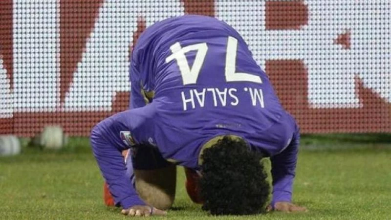 بسبب الصلاة: اللاعب محمد صلاح تأخّر في النزول أمام (إنتر) 