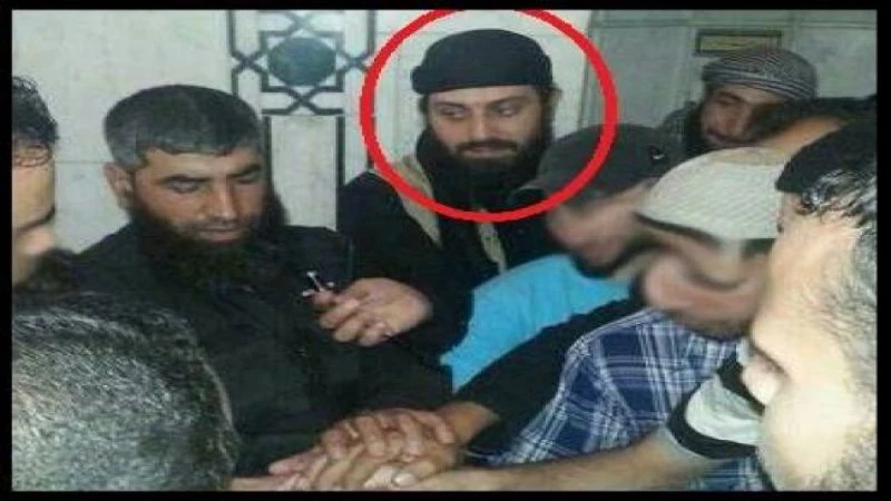 صورة مسربة من مبايعة لداعش.. تكشف هوية الزعيم والأمير الشرعي
