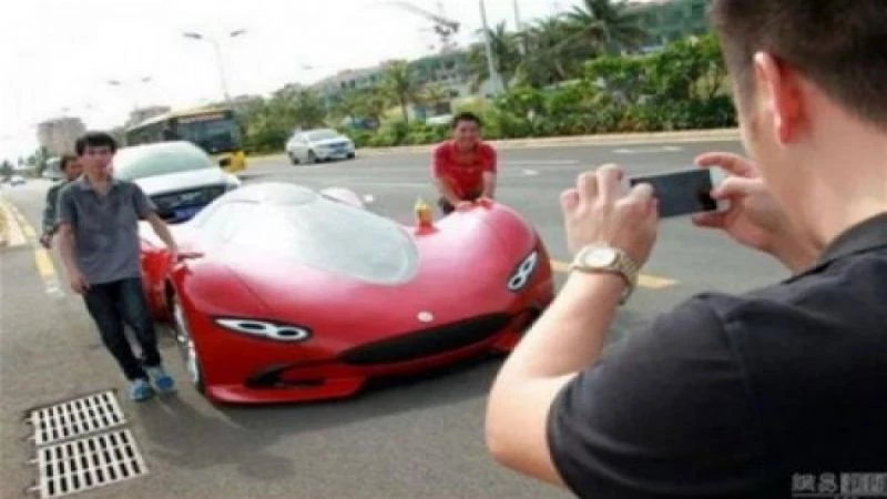 صيني يصنع سيارته الفاخرة بخمسة آلاف دولار فقط!
