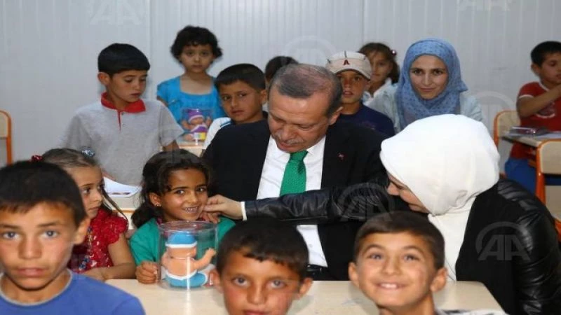 رجب طيب أردوغان يتناول وجبة الفطور مع الأطفال السوريين اللاجئين