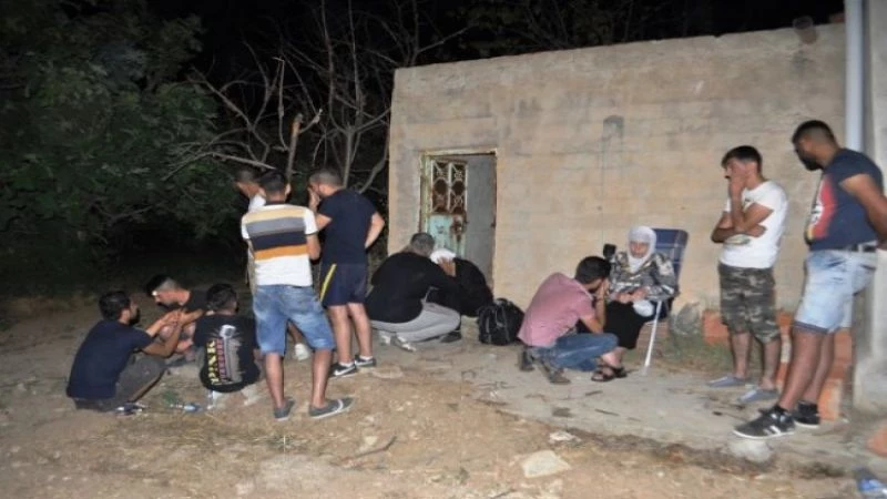 الأناضول: إنقاذ 13 سوريًا كانوا محتجزين في منزل غربي تركيا