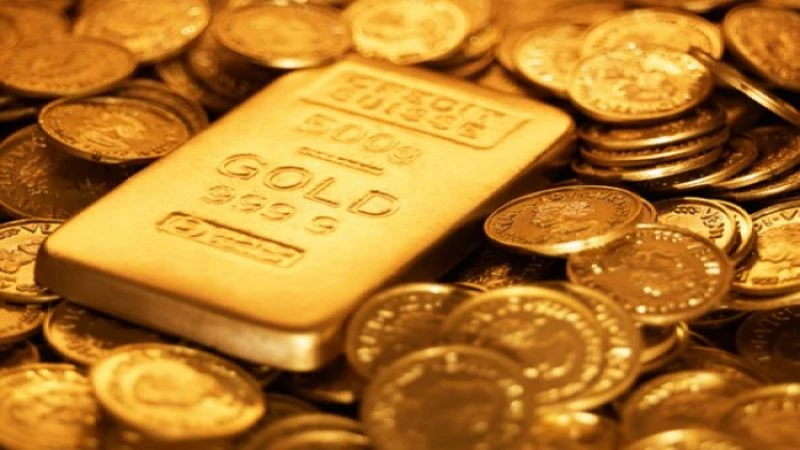 الذهب يتراجع ويبقى في مستوياته العليا منذ 7 أسابيع