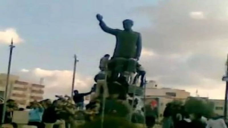 الديار اللبنانية: إسقاط أكبر تمثال لحافظ الأسد في السويداء