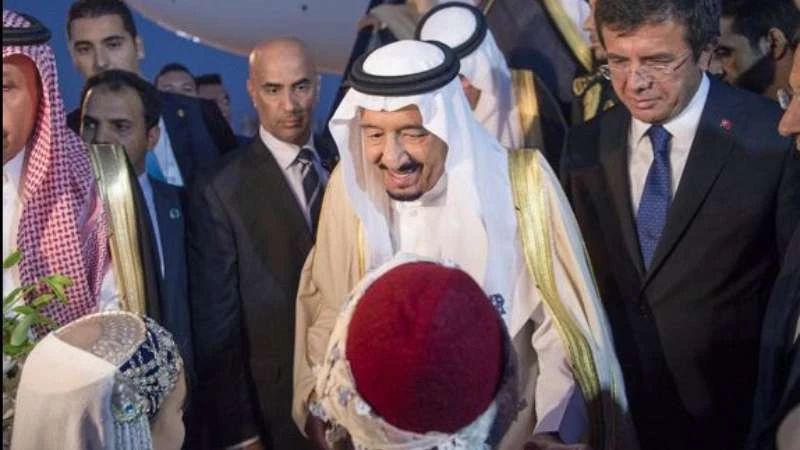 في أول زيارة له .. العاهل السعودي يصل تركيا للمشاركة في قمة العشرين