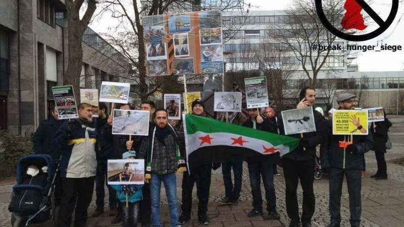 بالصور.. وقفات احتجاجية في أنحاء العالم رفضاً لسياسة التجويع في سوريا