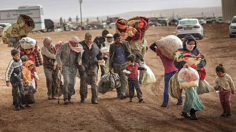 مخيمات الشتات على الحدود السورية تغصُ بالنازحين.. الآلاف يحلمون بـ "خيمة"