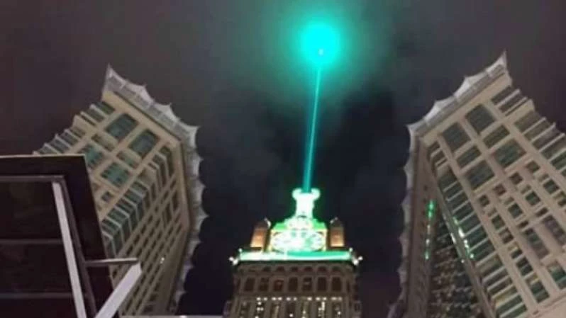 برج الساعة في مكة يطلق" الضوء الأخضر" احتفالاً بالمولد النبوي الشريف