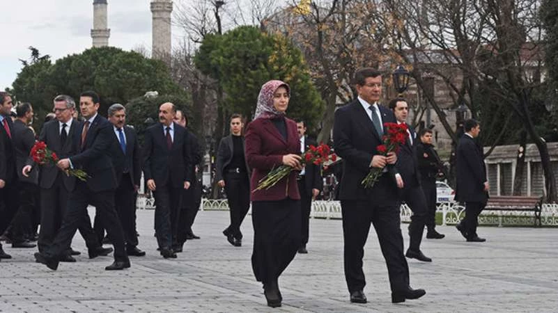 داود أوغلو يضع الزهور بموقع التفجير الإرهابي باسطنبول