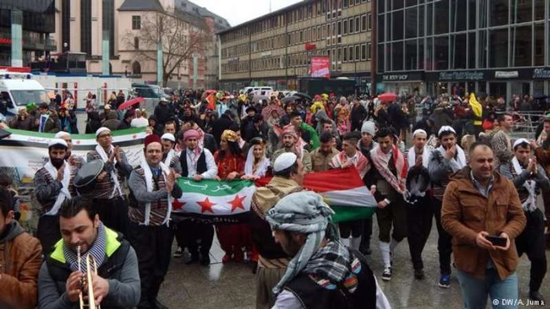 بعد حادثة كولونيا... اللاجئون السوريون يحتفلون بكرنفال المدينة