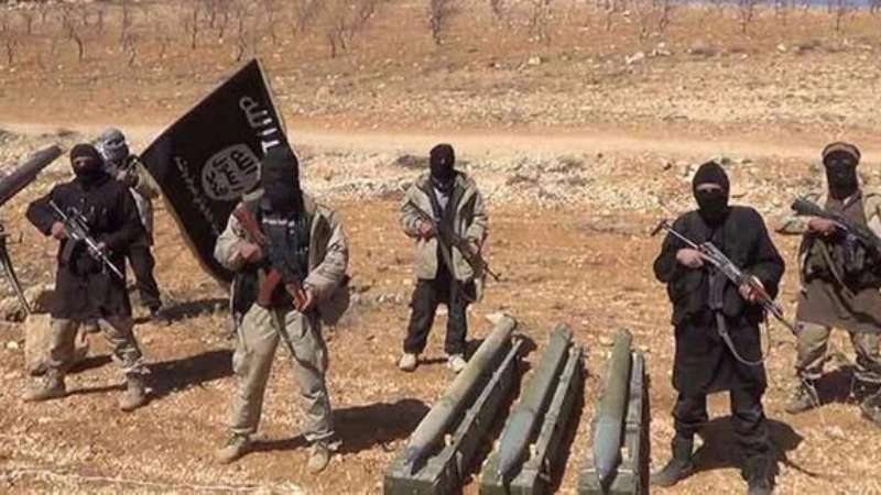 بالصور..مظلات روسية ضلّت طريقها تحمل مفاجأة لـ"داعش" 