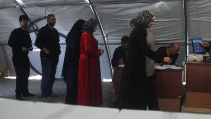 لاجئون سوريون يتوجهون إلى صناديق الاقتراع في تركيا