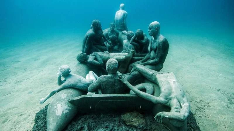 فنان بريطاني يجسد ضحايا الغرق في متحف تحت الماء 