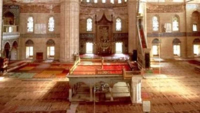 مسجد تركي يوزع جوارب نظيفة مجاناً على مرتاديه