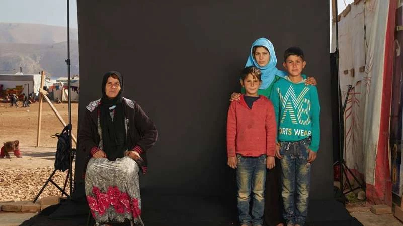 أماكن الراحلين فارغة في صور عائلية للاجئين السوريين