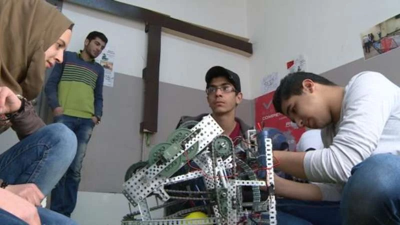 لاجئون سوريون يبتكرون روبوت "اللاجئ"
