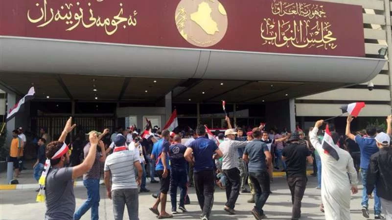 انسحاب المتظاهرين من البرلمان العراقي.. والمالكي يهاجم تيار الصدر 