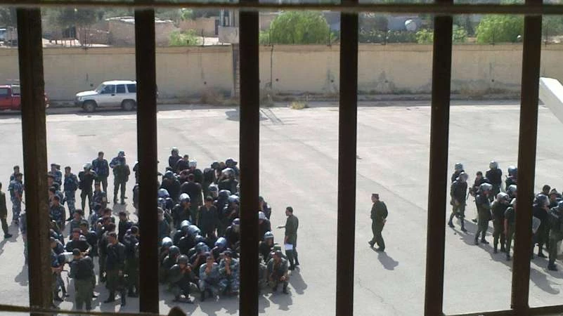 النظام يهدد معتقلي سجن حماة بـ"الغاز السام" وفصائل ثورية تحذر