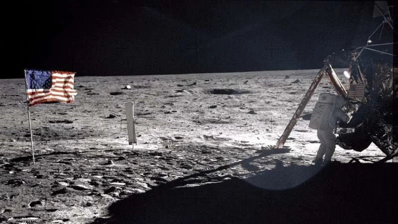 نيل أرمسترونغ على سط القمر