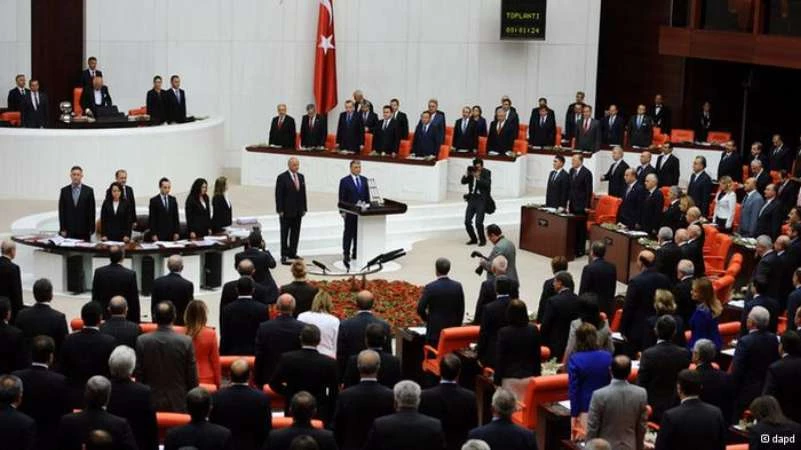 البرلمان التركي يوافق على مقترح رفع الحصانة عن نوابه
