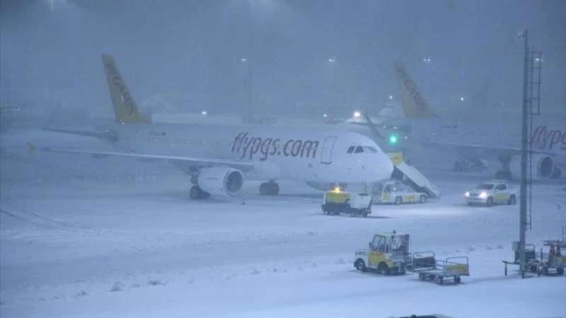 عاصفة ثلجية تجتاح اسطنبول وتُعطل الرحلات في مطار أتاتورك 